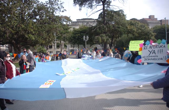 En medio de la protesta hubo un benderazo.