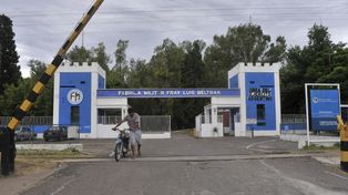 Allanaron la fábrica militar de Fray Luis Beltrán tras la denuncia por faltante de material