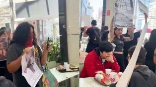 En medio de las compras navideñas, comensales de un local de comidas rápidas ubicado en el shopping Alto Palermo se cruzaron con una manifestación de veganos