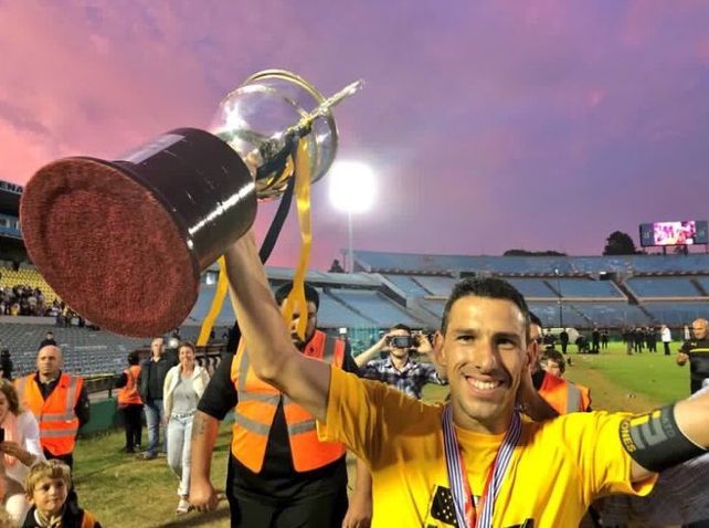 Maxi Rodríguez se consagró campeón en Uruguay