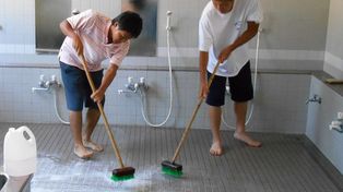 Por qué en Japón obligan a los chicos, además de estudiar,  a limpiar los baños de las escuelas