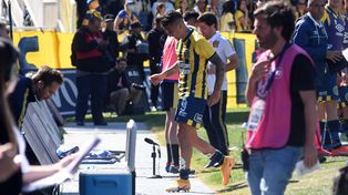 Damián Martínez se retira del campo de juego en el partido ante Talleres. En su lugar ingresó Almada.