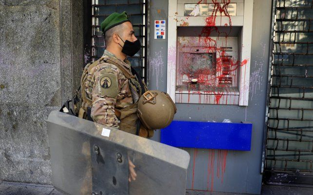 Un cajero automático dañado durante las protestas de los padres de estudiantes libaneses en el extranjero y exigen que los bancos permitan la transferencia de tasas universitarias para sus hijos, en Beirut, Líbano.