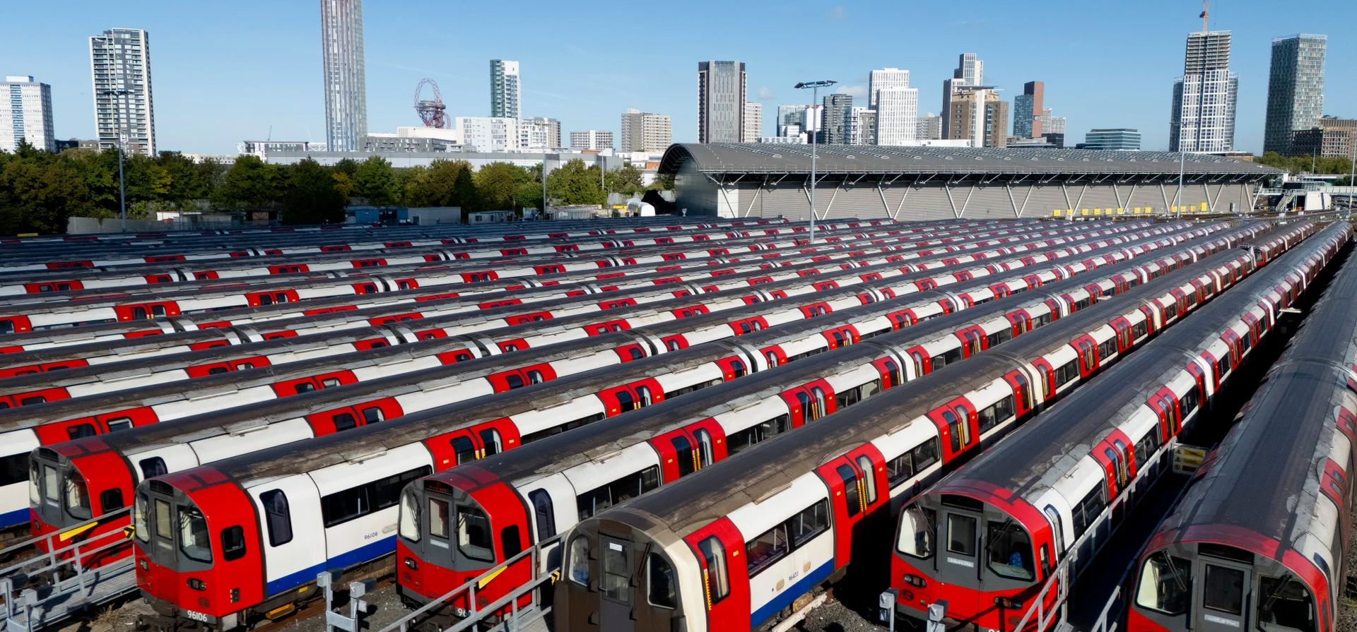 Los trenes del metro de Londres permanecen estacionados en Stratford en el segundo día de una huelga del metro que ha causado caos en el transporte en la capital, Londres, Reino Unido. Fotografía: Tolga Akmen/EPA Los trenes del metro de Londres permanecen estacionados en Stratford en el segundo día de una huelga del metro que ha causado caos en el transporte en la capital, Londres, Reino Unido. Fotografía: Tolga Akmen/EPA