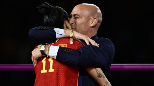 El beso no consentido del ex presidente de la Real Federación Española de Fútbol (RFEF) Luis Rubiales a Jenni Hermoso.&nbsp;