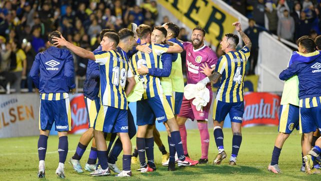 Los jugadores canallas celebran el triunfo ante Independiente