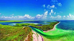 Cancún es conocida por sus extensas playas y su mezcla perfecta de naturaleza y cultura.