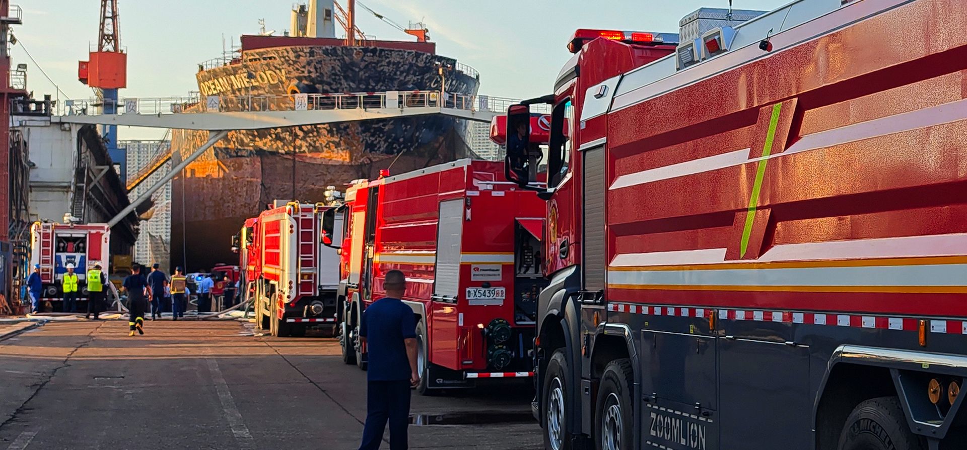 Bomberos y equipos de trabajo se reúnen cerca de un buque de carga destinado a reparaciones tras incendiarse en un puerto de Qingdao, en la provincia de Shandong (este de China), el jueves 10 de septiembre de 2026. (Li Aoqiu/Xinhua vía AP) Bomberos y equipos de trabajo se reúnen cerca de un buque de carga destinado a reparaciones tras incendiarse en un puerto de Qingdao, en la provincia de Shandong (este de China), el jueves 10 de septiembre de 2026. (Li Aoqiu/Xinhua vía AP)