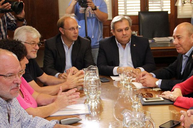 Los ministros Saglione y Farías confían en llegar a un acuerdo y destrabar el conflicto con los docentes y estatales.