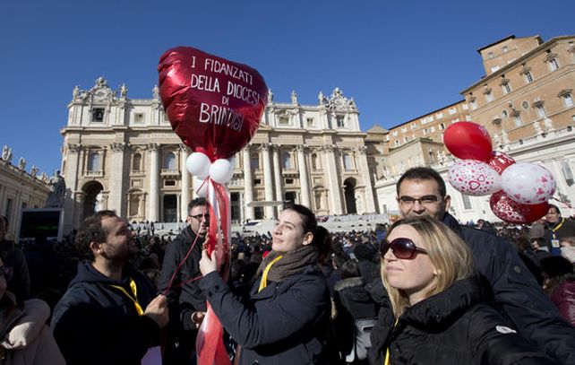 Miles de parejas coparon la plaza de San Pedro a la espera de la audiencia papal.