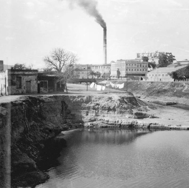 Las casitas a la vera del Paraná y la chimenea humeante detrás, en una tarde de 1953.