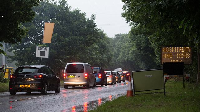 Glastonbury, el mítico festival británico se celebra bajo la lluvia y el barro