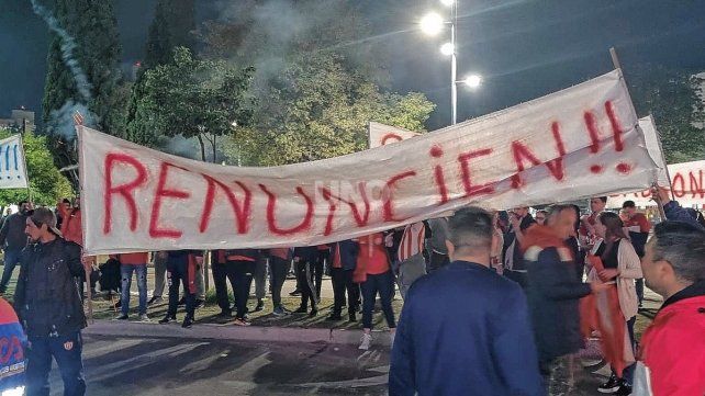 Imágenes y videos: fuerte reclamo de los hinchas de Unión