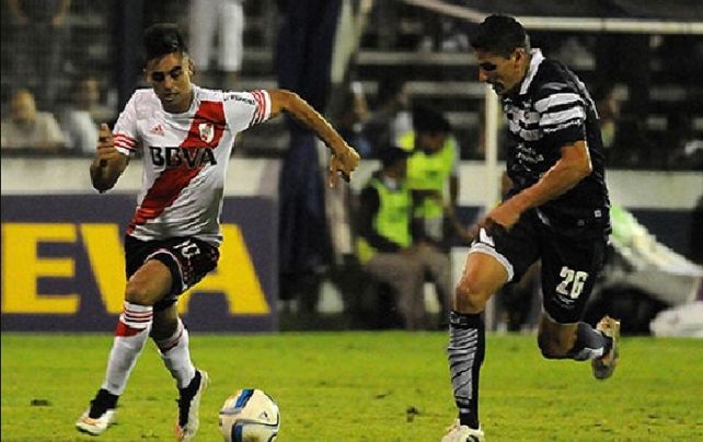 River pisa el Bosque con la misión de festejar para no alejarse de la pelea