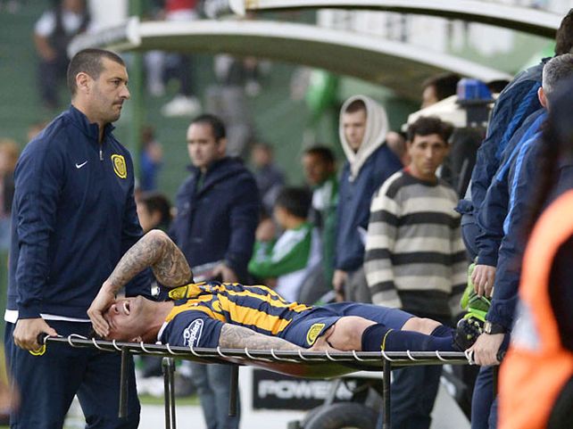 Afuera. Pablo Alvarez es retirado en camilla luego de sufrir la lesión en la pierna derecha. Tenía muchas chances de jugar la final de la Copa Argentina.