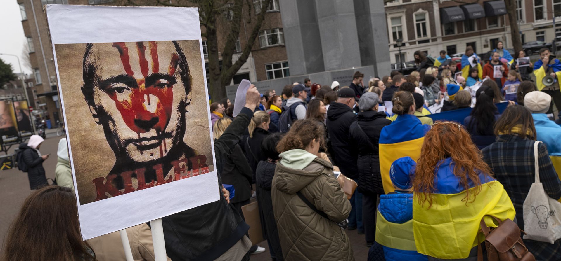 Personas sostienen una pancarta que dice