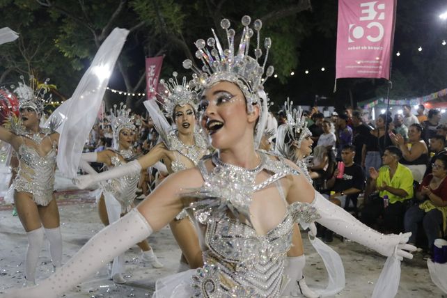 El intenso calor que se vivió la jornada del sábado último no mermó las ganas de bailar de los integrantes de las comparsas que participaron del carnaval de Reconquista.