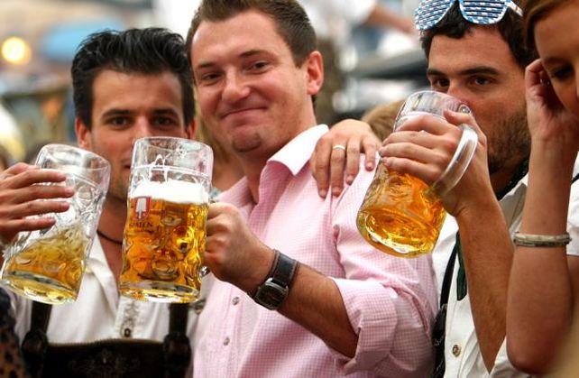 La cerveza no tiene una cantidad de calorías superior a la de otras bebidas alcohólicas.