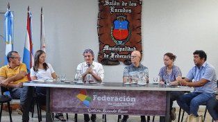 Reunión de intendentes, referentes políticos y vecinos del departamento Federación.