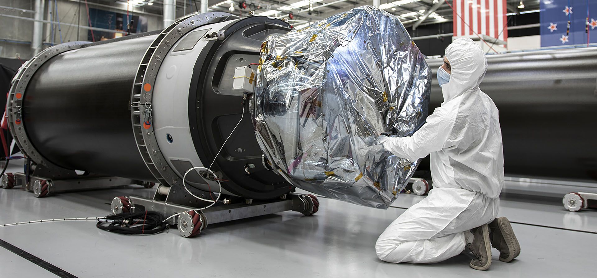 En esta foto publicada por Rocket Lab, un técnico trabaja en un componente del cohete Electron de Rocket Lab antes del lanzamiento en la península de Mahia en Nueva Zelanda el 10 de marzo de 2022. La NASA planea enviar un satélite para rastrear una nueva órbita alrededor del luna que espera utilizar en los próximos años para aterrizar nuevamente a los astronautas en la superficie lunar. (Rocket Lab vía AP)
