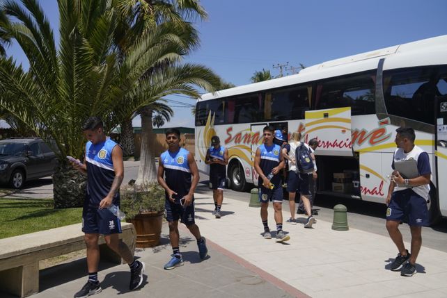 Los jugadores bajan del micro tras el entrenamiento en el gimnasio.