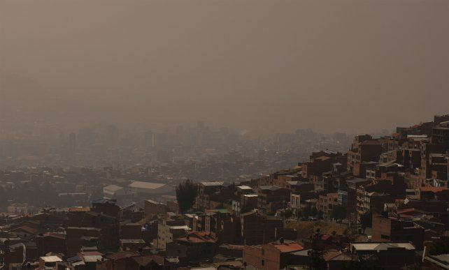 Los incendios dejaron bajo una cortina de humo a todo Bolivia y afectarían a la Argentina en las próximas horas.