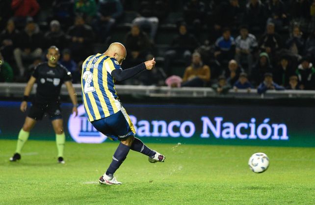El defensor Quintana pateó el penal y el arquero&nbsp; Cambeses se lo atajó.