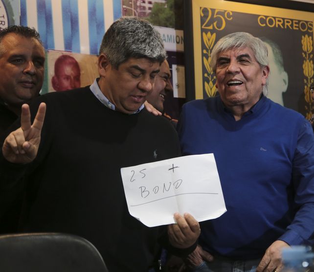 Pablo y Hugo Moyano celebraron el acuerdo al que llegaron en la paritaria de Camioneros.&nbsp;