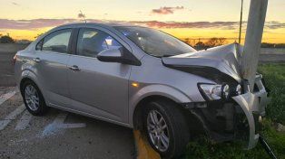 Oro Verde: un auto chocó contra un poste de alumbrado en la Ruta 11