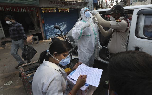 Un trabajador de la salud registra a personas para realizar pruebas de COVID-19 en un mercado en Nueva Delhi