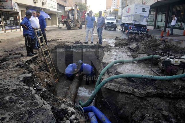 Hubo cortes de luz y desvíos en el tránsito por un caño roto en el microcentro