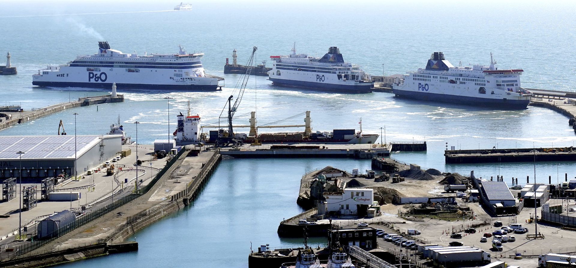 Tres transbordadores de P&O, Spirit of Britain, Pride of Canterbury y Pride of Kent amarran en la terminal de cruceros del puerto de Dover en Kent, ya que la compañía suspendió las salidas antes de un