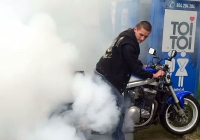 VIDEO: quiso demostrar cómo quemaba los neumáticos de su moto, pero todo salió mal