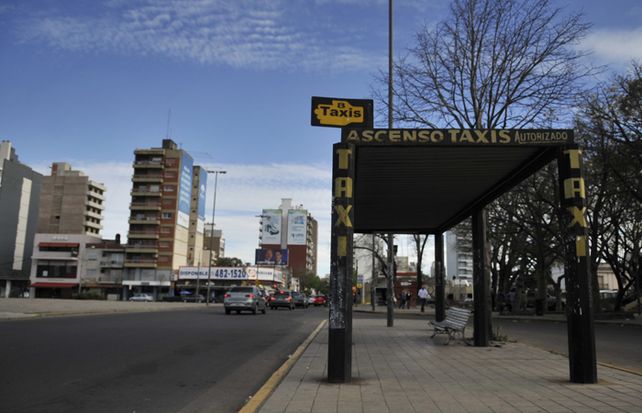 Los taxistas ayer lanzaron un paro que se prolongó hasta las primeras horas de hoy. (Foto: Virginia Benedetto / La Capital)