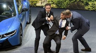 El presidente de BMW se desmayó en medio de una conferencia de prensa