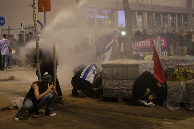 Pese al anuncio de Netanyahu esta noche continuaron los enfrentamientos callejeros entre manifestantes y policías en Tel Aviv.