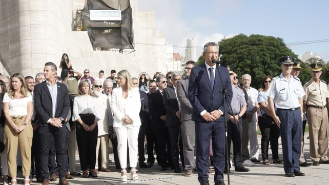El intendente Pablo Javkin durante el acto realizado este&nbsp; martes en el Monumento a la Bandera.