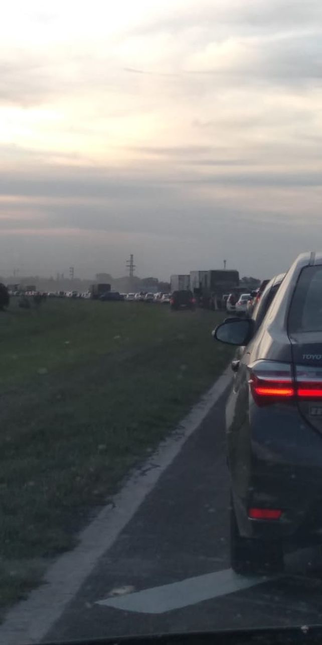 Gran congestión en la autopista a Buenos Aries por derrame de ácido clorhídrico en el cruce con la A012.