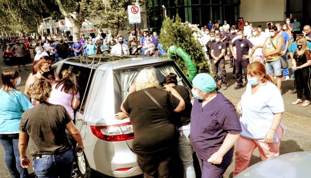 Los compañeros de trabajo de la enfermera María Salazar se reunieron para despedirla frente al Hospital Carrasco.&nbsp;