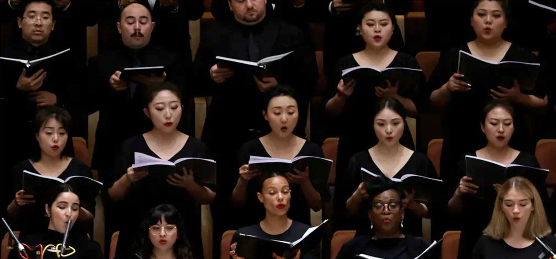 Los miembros del coro cantan en el debut de Emigre en la Sala de la Orquesta Sinfónica de Shanghái, China. Fotografía: Nicoco Chan/Reuters Los miembros del coro cantan en el debut de Emigre en la Sala de la Orquesta Sinfónica de Shanghái, China. Fotografía: Nicoco Chan/Reuters