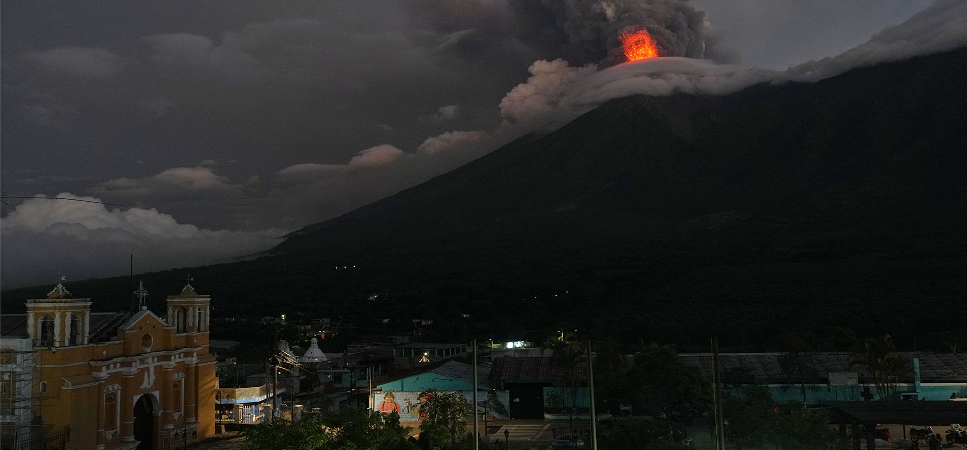 Flujos de lava y nubes de ceniza que salen del cráter del Volcán de Fuego, vistos desde San Juan Alotenango, Guatemala, el martes 4 de agosto de 2026. (AP Foto/Moisés Castillo) Flujos de lava y nubes de ceniza que salen del cráter del Volcán de Fuego, vistos desde San Juan Alotenango, Guatemala, el martes 4 de agosto de 2026. (AP Foto/Moisés Castillo)
