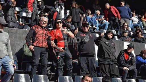 Todo el color de los hinchas de Colón para el partido crucial ante Morón