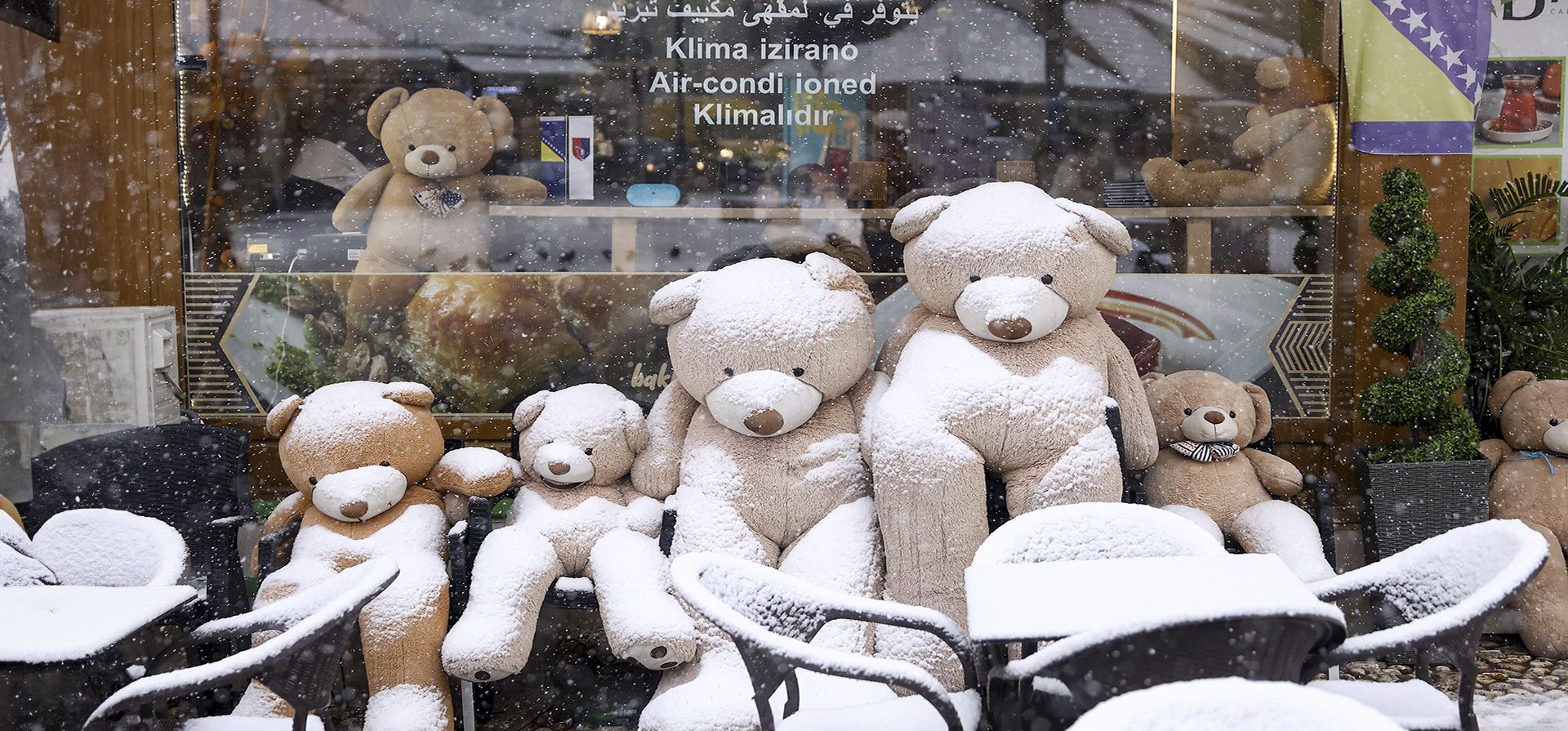 Osos de peluche cubiertos de nieve afuera de un café en el centro de Sarajevo, Bosnia, el lunes 23 de diciembre de 2024. (Foto AP/Armin Durgut) Osos de peluche cubiertos de nieve afuera de un café en el centro de Sarajevo, Bosnia, el lunes 23 de diciembre de 2024. (Foto AP/Armin Durgut)