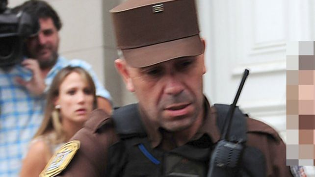 En Tribunales. El policía del Grupo Especial estaba controlando que no le pasara nada a Nahir.
