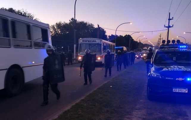 Hinchas de Newells armaron un banderazo en plena pandemia y más de 100 terminaron detenidos