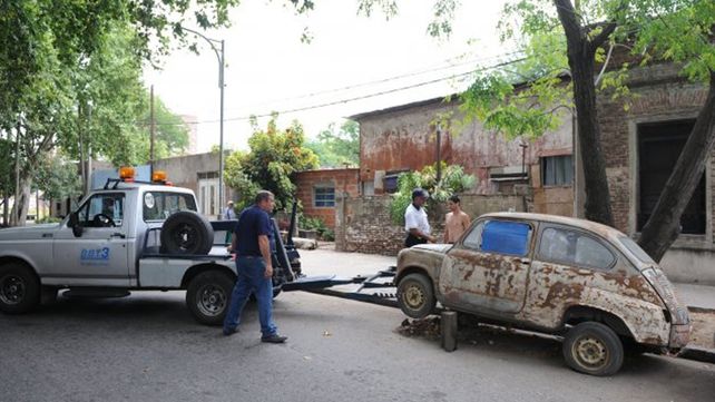 Una inspectora de tránsito fue arrastrada de los pelos por labrar una multa