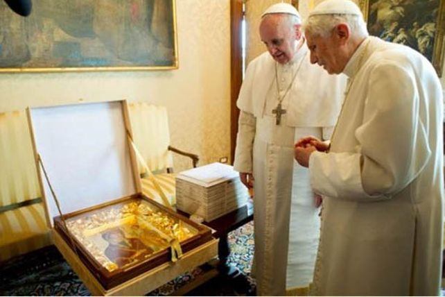 Histórico encuentro de los papas Francisco y Benedicto XVI