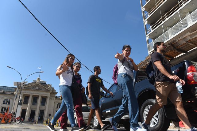 La propia comunidad de jóvenes brasileros de Rosario estima la caída en un 70%