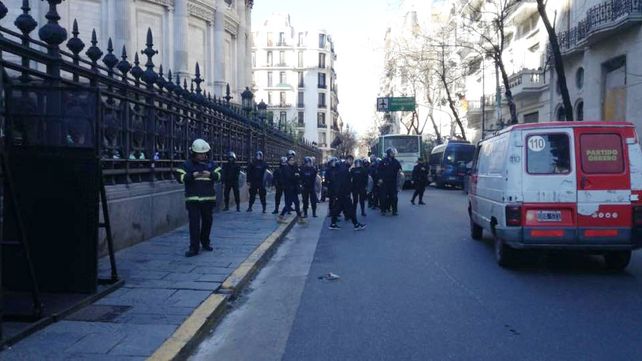 Reprimieron a los Bomberos Voluntarios que protestaban frente al Congreso de la Nación