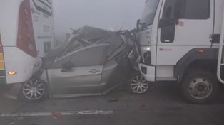 Un vehículo particular quedó aprisionado entre un ómnibus y un camión de gran porte que lo impactó desde atrás.